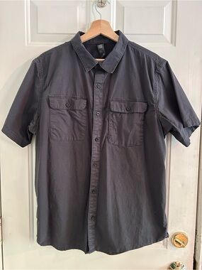 Men's Short-Sleeve Button-Up Shirt in Charcoal